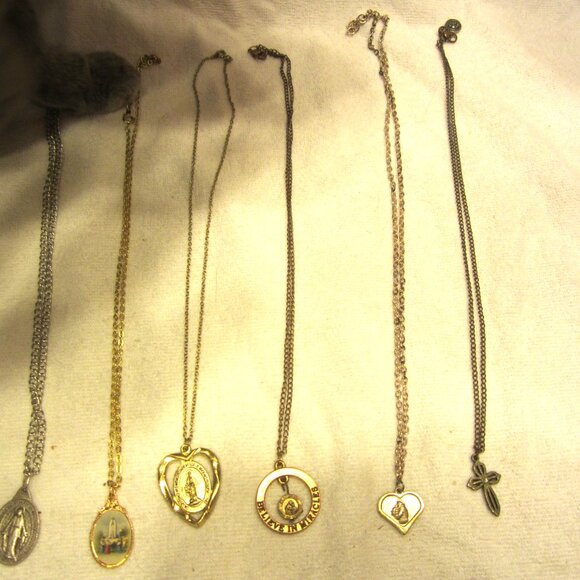 VTG RELIGIOUS PENDANTS W/CHAINS, PRICE IS EACH - Picture 2 of 10